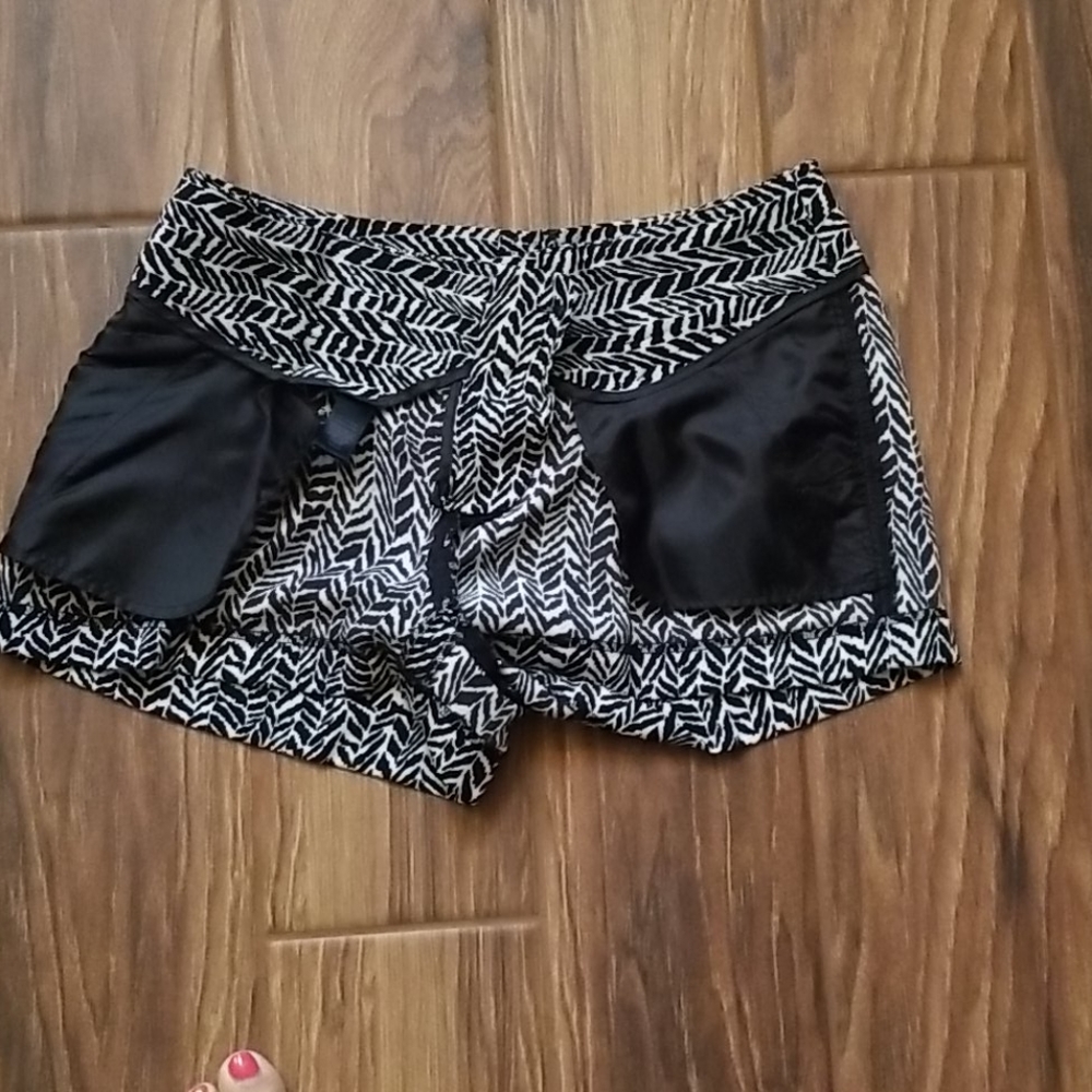 EXPRESS SHORTS SIZE 4 - Picture 6 of 7